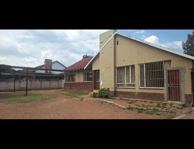 17 BEDROOM HOUSE FOR SALE IN KEMPTON PARK EXT 03